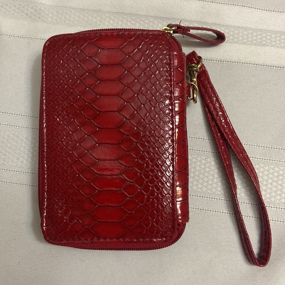 Red Croc Print Womens Wristlet Zippered Closure Wallet with Exterior Pocket